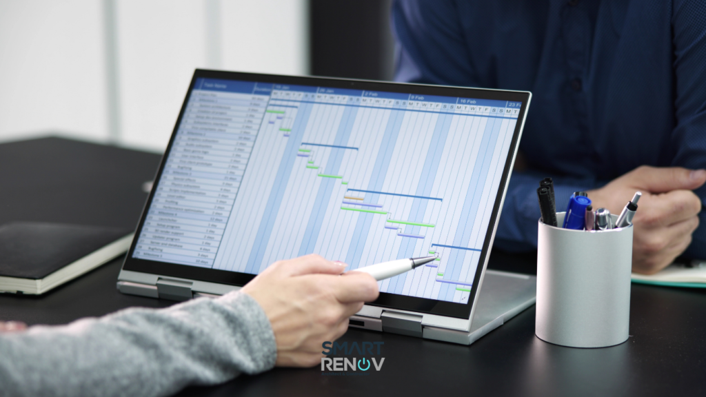 Klien melihat laporan proyek di laptop dengan dashboard SmartRenov