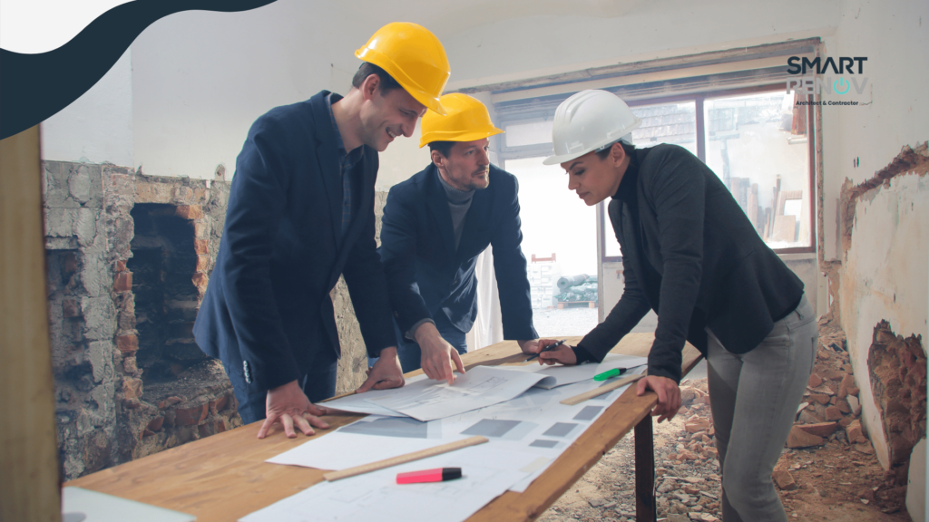Pemilik rumah sedang berdiskusi dengan kontraktor di meja kerja