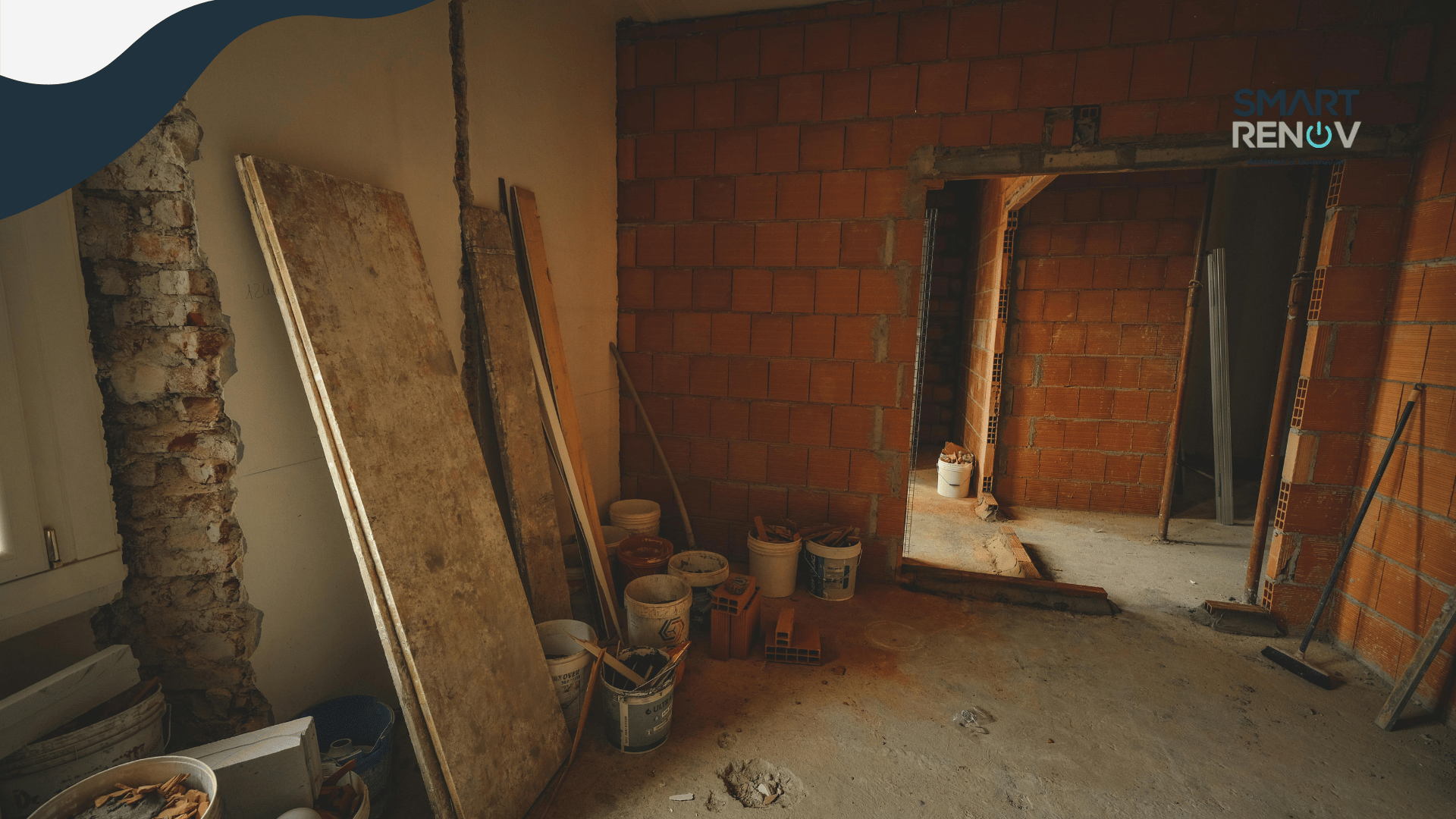 Tim profesional SmartRenov bekerja di rumah modern